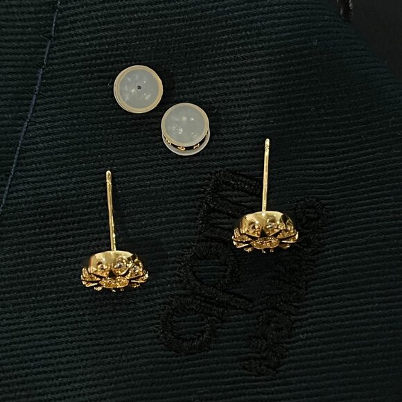 Elegant Gold Earrings - Picture 5 of 6